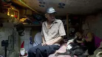 Miguel Restrepo istrinya Maria Garcia tinggal di saluran pembuangan kotoran selama 22 tahun (AFP)