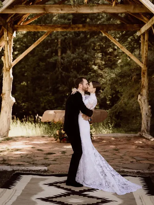 Gaun pengantin Lily Collins yang dirancang Ralph Lauren. Foto: Instagram @ralphlauren.