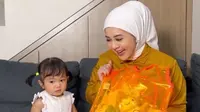 Potret Ruang Keluarga di Rumah Kesha Ratuliu, Konsep Ruang Terbuka Elegan dengan Tangga Modern