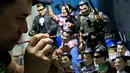 Dennis Mendoza saat menyelesaikan mainan buatannya yang merupakan karakter Presiden Filipina Rodrigo Duterte di kota Pasay , metro Manila , Filipina,(19/7). Pria 36 tahun ini menjual mainannya seharga 220 ribu hingga 1 jutaan. (REUTERS / Romeo Ranoco)