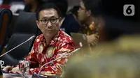 Ketua Komisi III DPR Herman Hery saat memimpin rapat dengar pendapat (RDP) dengan Kabareskrim Polri Komjen Pol Listyo Sigit Prabowo di Kompleks Parlemen, Jakarta, Rabu (19/2/2020). RDP membahas penjualan kondensat jatah negara yang ditaksir merugikan negara Rp 37 triliun. (Liputan6.com/Johan Tallo)