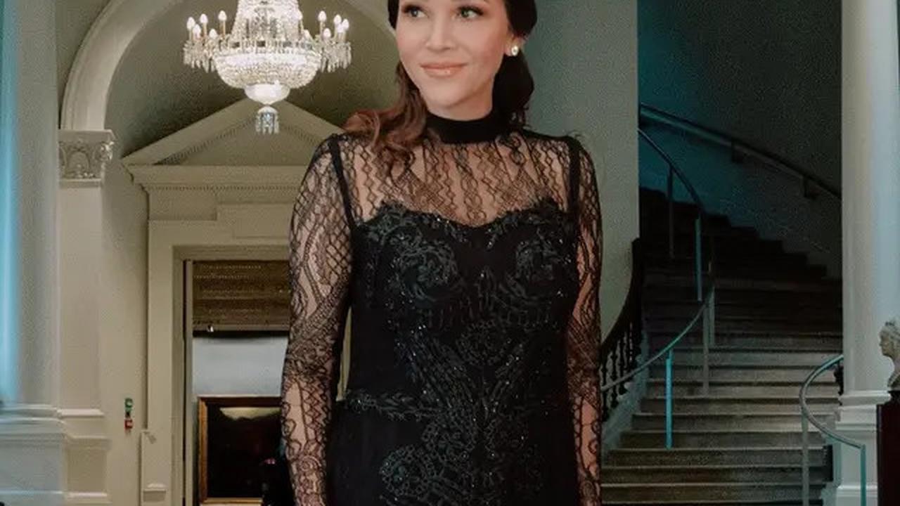 8 Gaya Dress Brokat Hitam Maia Estianty, Modelnya Elegan dan Anggun