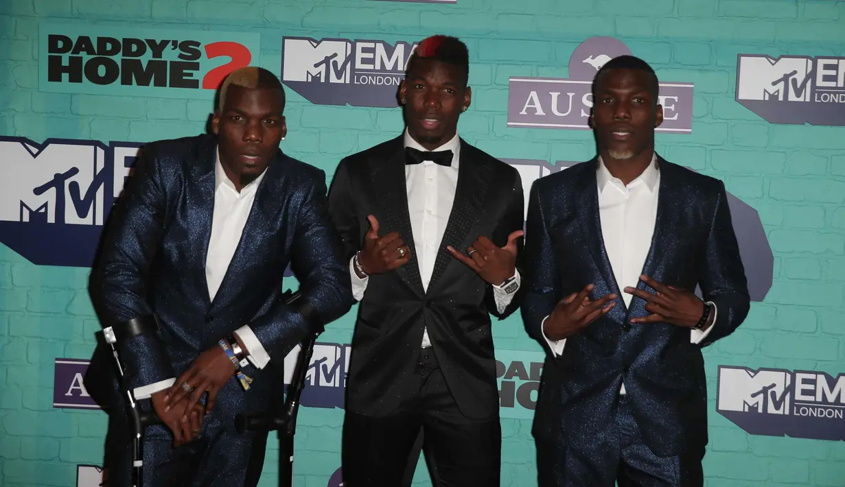 Gelandang MU, Paul Pogba (tengah) dan saudarnya Florentin Pogba (kiri) dan Mathias Pogba (kanan) berpose di atas karpet merah saat menghadiri MTV Europe Music Awards (EMA) 2017 di Wembley Arena di London, Inggris (12/11). (AFP Photo/Daniel Leal-Olivas)