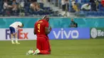 Penyerang timnas Belgia, Romelu Lukaku berlutut di lapangan pada akhir Matchday 1 Grup B Euro 2020 kontra Rusia di Stadion Saint-Petersburg, Minggu (13/6/2021) dini hari WIB. Rusia berhasil mengandaskan Rusia dengan skor 3-0 dengan dua gol dari Romelu Lukaku. (Anatoly Maltsev/Pool via AP)