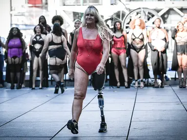 Seorang model yang mengenakan prostesis mempersembahkan sebuah fashion show selama acara The All Sizes Catwalk di Paris, Minggu (15/9/2019). Sekitar 100 wanita dari berbagai bentuk tubuh berkumpul dalam acara tersebut untuk mempromosikan penerimaan diri. (STEPHANE DE SAKUTIN / AFP)
