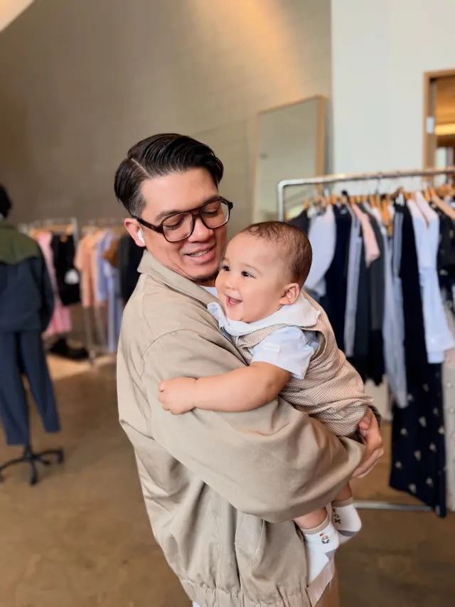 Irwansyah gendong anak bungsu (instagram.com/zaskiasungkar15)