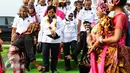 Menteri Lingkungan Hidup dan Kehutanan Siti Nurbaya disematkan kalung bunga dan disambut tarian daerah pada kegiatan penanaman 300 pohon di Intercharge Subang KM. 109 Tol Cipali, Sabtu (19/3). (Liputan6.com/Fery Pradolo)