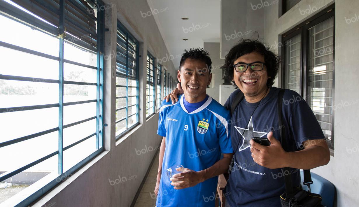 Striker Persib, Samsul Arif, menerima wartawan Bola.com saat berada di Mess Persib Bandung, Jawa Barat, Senin (2/5/2016). (Bola.com/Vitalis Yogi Trisna)