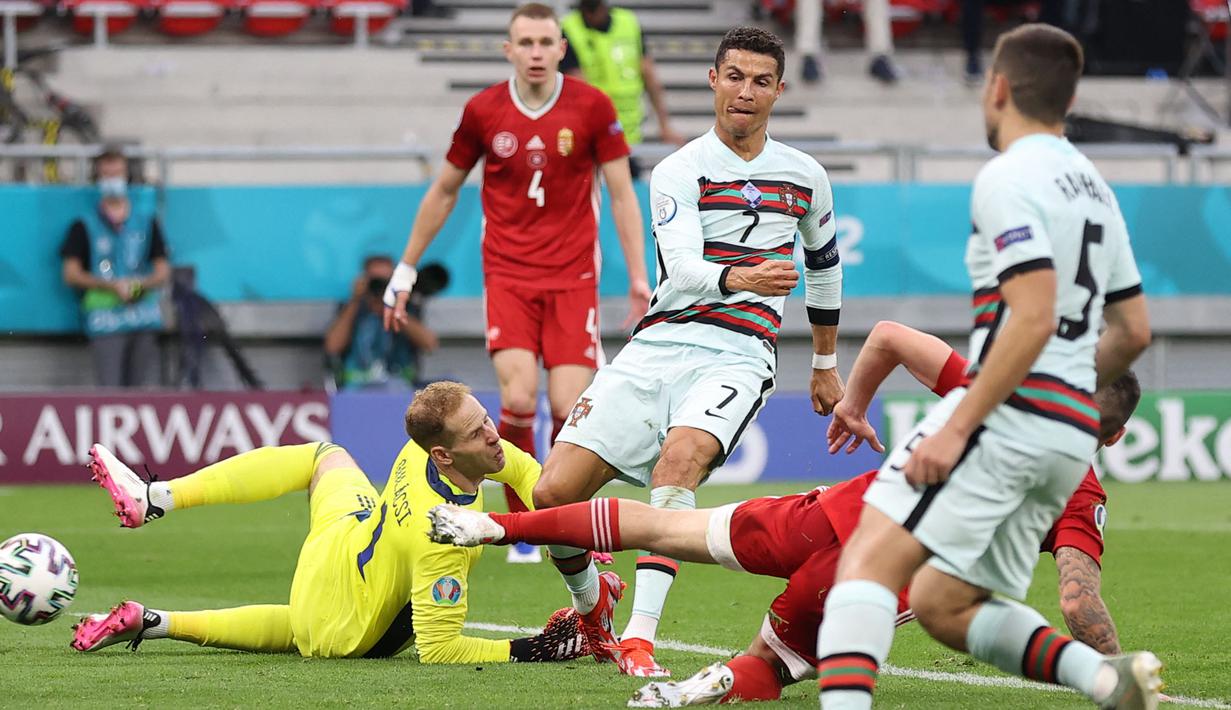 Cristiano Ronaldo berhasil menjadi pencetak gol terbanyak sepanjang masa di Kejuaraan Eropa. Golnya saat melawan Hungaria di Euro 2020, mengungguli jumlah gol Michael Platini di kompetisi tersebut. Ia bahkan mampu menambah empat gol lagi bersama Portugal. (AFP/Pool/Alex Pantling)