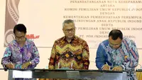 Ketua KPU Arief Budiman menyaksikan Menteri PPPA Yohana Yembise dan Direktur Integrasi Logistik PT Pos Indonesia (Persero) Barkah Hadimoeljono menandatangani Nota Kesepahaman di Gedung KPU, Jakarta, Rabu (30/5). (Liputan6.com/JohanTallo)