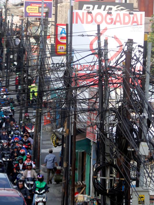 Kabel-kabel yang semrawut itu pun juga cukup berpotensi memicu terjadinya korsleting listrik. (Liputan6.com/Johan Tallo)