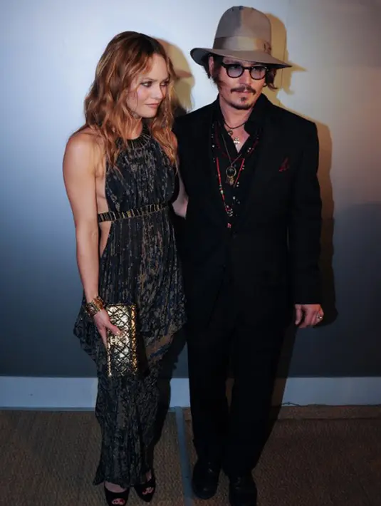 Selain soal harta dan kekayaan Depp yang kerap menjadi sorotan publik, kabar terbaru Depp kembali merayu mantan pasangannya, Vanessa Paradis untuk kembali bersamanya lagi. (AFP/Bintang.com)