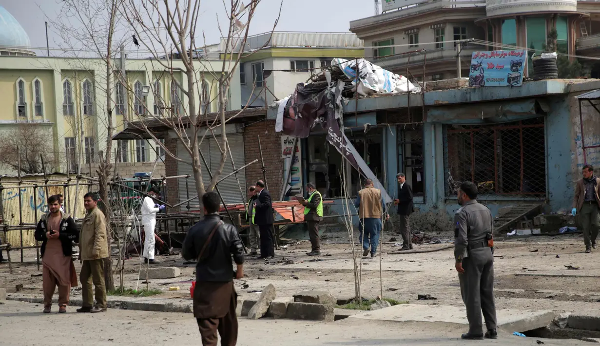Suasana lokasi serangan bom bunuh diri di daerah Syiah di Kabul (9/3). Seorang pembom bunuh diri yang menargetkan kelompok minoritas Afghanistan, Hazaras, meledakkan dirinya di sebuah pos pemeriksaan polisi. (AP Photo / Massoud Hossaini)