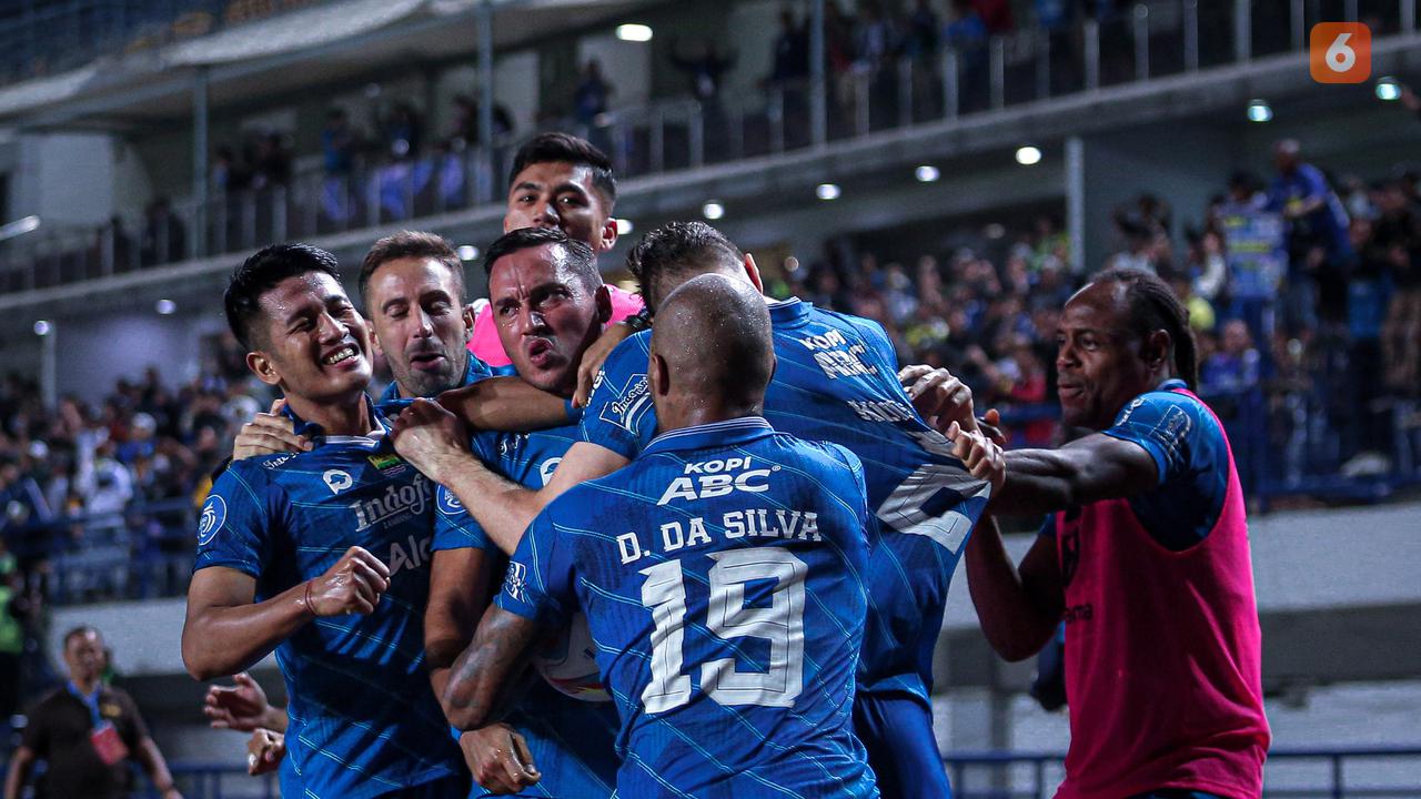 Foto: Ezra Walian Bangkit, Cetak Gol Indah dan Buat Persib Bandung Terhindar dari Kekalahan