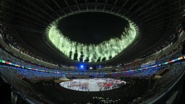 Kembang api di sekitar Stadion Olimpiade saat upacara pembukaan Olimpiade Tokyo 2020, di Tokyo, pada 23 Juli 2021. Ben STANSALL/AFP