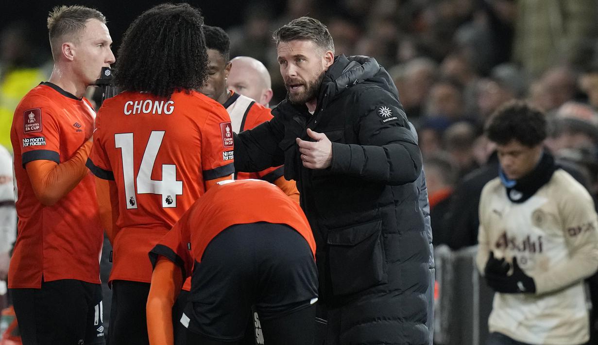 Pelatih Luton Town, Rob Edwards berbicara kepada para pemainnya jelang dimulainya babak kedua menghadapi Manchester City pada laga putaran kelima Piala FA 2023/2024 di Kenilworth Road Stadium, Luton, Selasa (27/2/2024). (AP Photo/Alastair Grant)