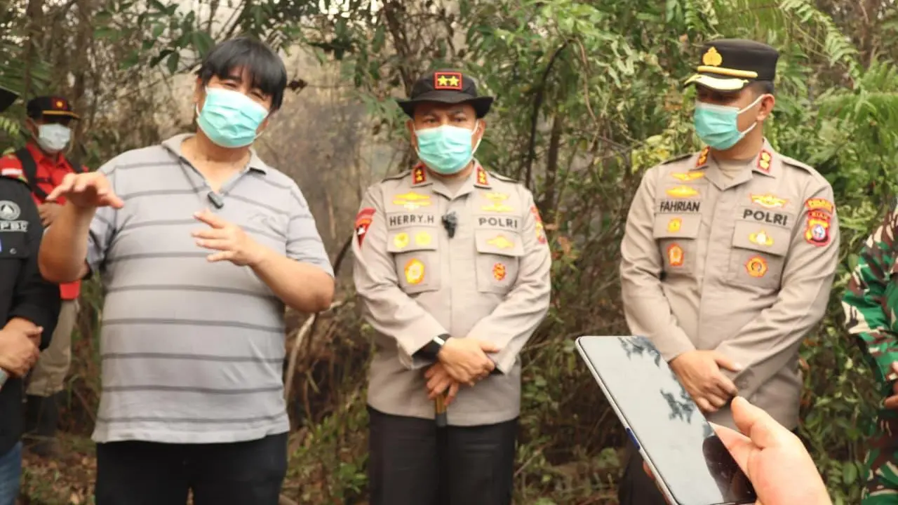 Kapolda Riau Irjen Herry Heryawan turun langsung ke lokasi kebakaran hutan dan lahan (karhutla) di Desa Sekodi, Kecamatan Bengkalis, Kabupaten Bengkalis, Jumat (3/4/2026) (Istimewa)
