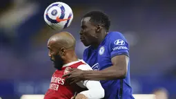 Bek Chelsea, Kurt Zouma (kanan) berduel udara dengan striker Arsenal, Alexandre Lacazette dalam laga lanjutan Liga Inggris 2020/2021 pekan ke-35 di Stamford Bridge, London, Rabu (12/5/2021). Chelsea kalah 0-1 dari Arsenal. (AP/Catherine Ivill/Pool)