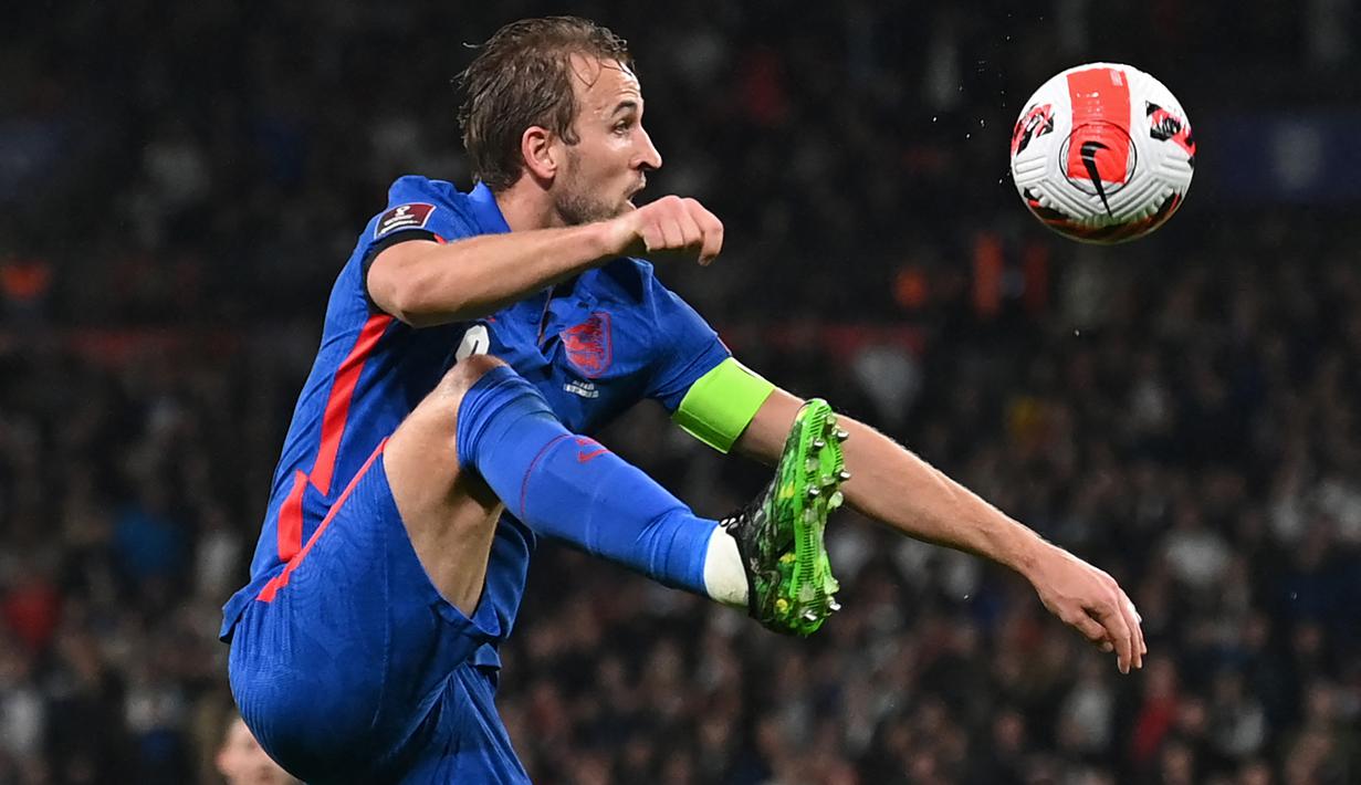 Harry Kane. Striker Inggris yang ketajamannya sedang turun bersama Tottenham Hotspur ini telah mencetak 48 gol dari 67 laga bersama Timnas Inggris. Menempati posisi ketiga, ia berselisih 1 gol dengan Bobby Charlton di posisi kedua, dan 5 gol dengan top skor Three Lions, Wayne Rooney. (AFP/Glyn Kirk)