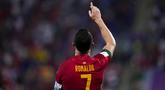 Tampil dalam laga Portugal kontra Ghana pada matchday pertama Grup H Piala Dunia 2022 (24/11/2022), Cristiano Ronaldo yang turut menyumbang satu gol dalam kemenangan 3-2, tercatat mampu membukukan 5 rekor sekaligus atas raihannya tersebut. Mau tahu rekor apa saja? Simak uraiannya berikut ini. (AP/Manu Fernandez)