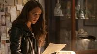 Aktris Alicia Vikander saat beradegan dalam film Tomb Raider. Film ini rencananya akan dirilis di Amerika Serikat di RealD 3D, IMAX 3D dan IMAX oleh Warner Bros. Pictures pada 16 Maret 2018. (Ilze Kitshoff /Warner Bros. Pictures via AP)