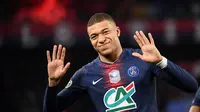 Striker Paris Saint-Germain (PSG), Kylian Mbappe, merayakan gol ke gawang FC Nantes pada laga semifinal Piala Prancis 2019 di Stadion Parc des Princes, Rabu (3/4). PSG menang 3-0 atas FC Nantes. (AFP/Franck Fife)