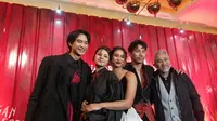 Pemeran Zona Merah, Aghniny Haque, Andri Mashadi, Lukman Sardi, Devano Danendra dan Maria Theodore saat acara gala premiere di Metropole XXI. (Liputan6/Naia Trianisa Pangestu).