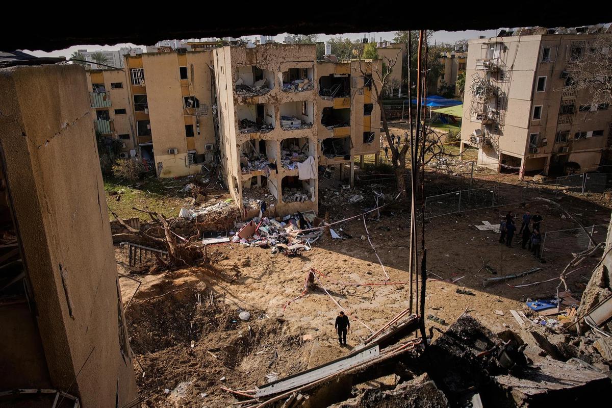 FOTO Arad Israel Luluh Lantak Dihantam Rudal Iran