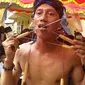 Atraksi kesenian bela diri debus memukau warga di Pulau Belakangpadang atau Pulau Penawar Rindu, Batam, Kepulauan Riau (Kepri). (Liputan6.com/Ajang Nurdin)