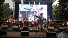 Puluhan artis bersama Grup Musik Slank untuk mendukung Jokowi-Jusuf Kalla (JK) (Liputan6.com/Johan Tallo)