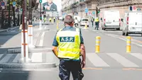 Metro Sepekan: Tukang Parkir di Jaksel Ditangkap Usai Tempel Stiker Barcode Ini di Motor