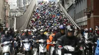 Pengendara sepeda motor memenuhi sebuah jembatan pada jam sibuk pagi hari di Taipei, Taiwan, Senin (14/3/2016). Di Taipei, orang lebih banyak memilih naik motor untuk mengejar waktu atau bisa dengan mudah mampir ke beberapa tempat. (REUTERS/Tyrone Siu)