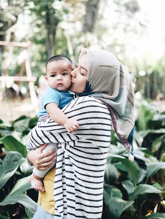 Hal itulah yang terkadang membuat Enno Lerian merasa kualahan namun menikmati perannya sebagai ibu. (instagram/ennolerian_)