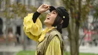 Yuni Shara kenakan pakaian yang terbuat dari bahan kunyit dan daun ketapang (Dok.Instagram/@yunishara36/https://www.instagram.com/p/B3KJytcpgUT/Komarudin)