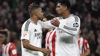 Pemain depan Real Madrid asal Prancis #09, Kylian Mbappe, dihibur oleh gelandang Real Madrid asal Inggris #05, Jude Bellingham, setelah gagal mencetak gol dari titik penalti selama pertandingan liga Spanyol antara Athletic Club Bilbao dan Real Madrid CF di stadion San Mames di Bilbao, Kamis dini hari WIB (5/12/2024). (ANDER GILLENEA/AFP)