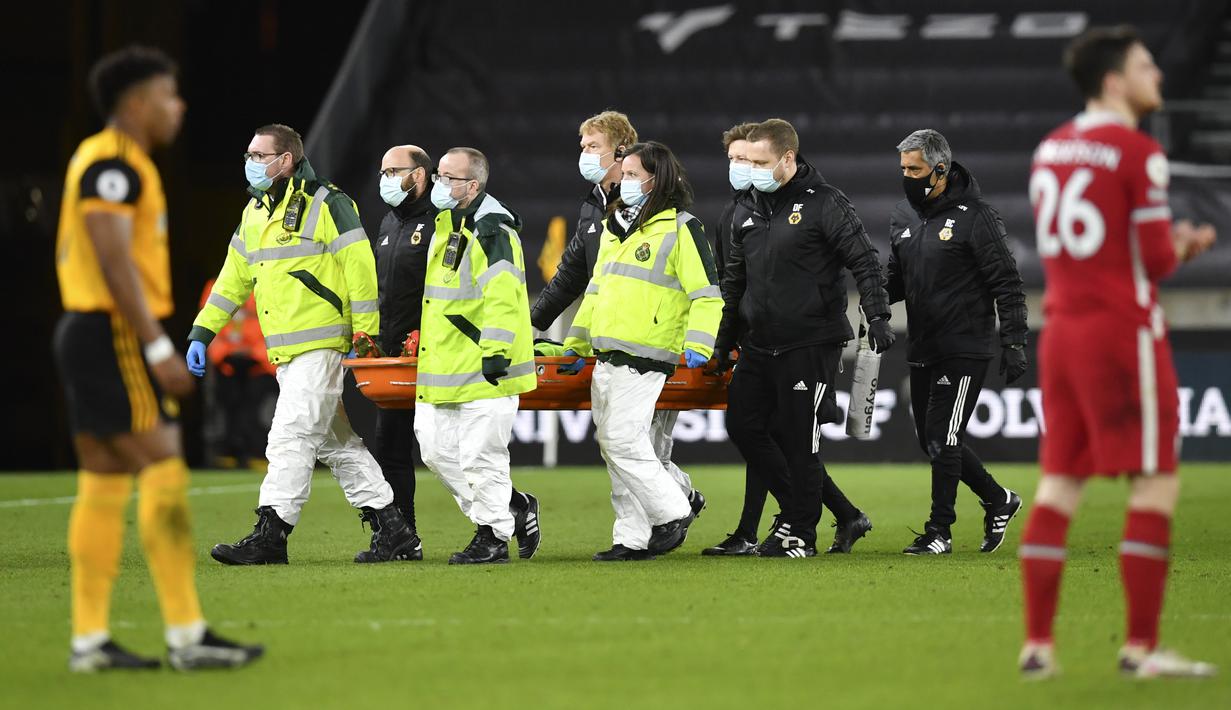 Rui Patricio kemudian ditandu keluar dan digantikan John Ruddy. (AP Photo/Paul Ellis,Pool)