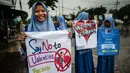 Seorang pelajar membawa spanduk saat menggelar demonstrasi menolak perayaan Hari Valentine di Surabaya, Jawa Timur, Kamis (14/2). Pelajar menilai Valentine sebagai pengaruh budaya asing. (Juni Kriswanto/AFP)