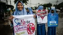 Seorang pelajar membawa spanduk saat menggelar demonstrasi menolak perayaan Hari Valentine di Surabaya, Jawa Timur, Kamis (14/2). Pelajar menilai Valentine sebagai pengaruh budaya asing. (Juni Kriswanto/AFP)