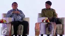 Menteri Komunikasi dan Informatika Rudiantara (kiri) memberikan pemaparan saat menjadi pembicara bersama CEO SCM Sutanto Hartono di IBX 2016, Jakarta, Jumat (21/10). Acara IBX 2016 mengusung tema Digital Broadcasting (Liputan6.com/Helmi Afandi) 