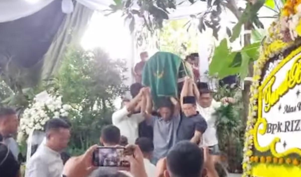 Rencananya jenazah Rizal Ramli akan berada satu liang lahat dengan istrinya Herawati Moelyono.&nbsp;