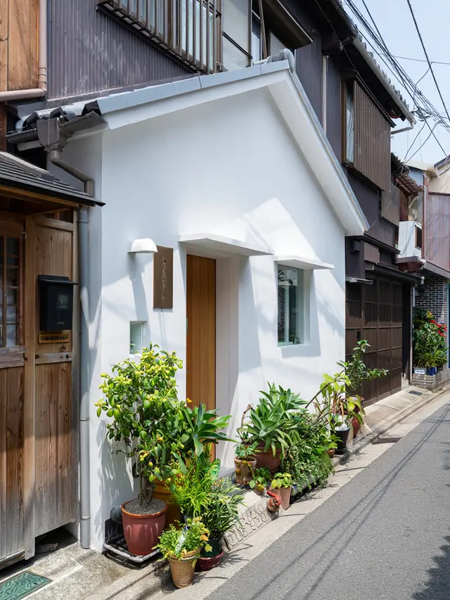 Rumah Sederhana Cat Putih Tampak Elegan di Gang Sempit