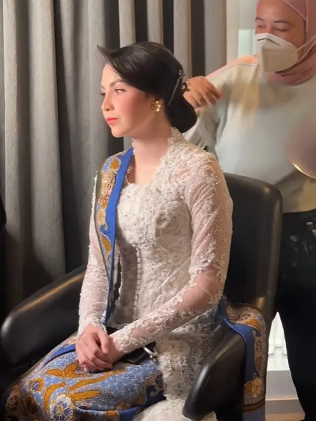 Pesona Cantik Arumi Bachsin Jinjing Tas Branded Lokal Seharga Rp12 Jutaan di Pelantikan Kepala Daerah