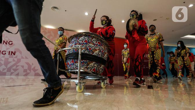 Kelompok Barongsai beraksi menghibur pengunjung untuk merayakan Tahun Baru Imlek 2572 di Senayan City mall, Jakarta, Jumat (12/2/2021). Selain menghibur, atraksi barongsai juga dipercaya masyarakat Tionghoa mampu mengusir roh-roh jahat yang mengganggu. (Liputan6.com/Johan Tallo)