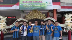 Sejumlah pendukung Inter Milan foto bersama saat mengikuti Gathering Nasional Inter Club Indonesia (ICI) IV di Bali, Jumat (28/8/2015). Gathnas itu dihadiri oleh 106 perwakilan ICI. (Bola.com/Vitalis Yogi Trisna) 