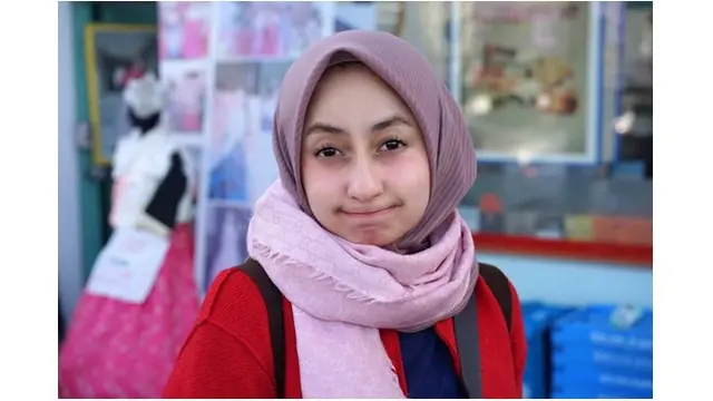 Avi Basalamah juga kerap tampil tidak jaim, kali ini ia berpose dengan wajah yang lucu.