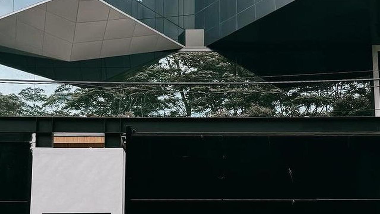Dalam unggahan Atta, ia menyebutkan bahwa rumah barunya sudah mencapai 90% penyelesaian.