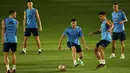 Para pemain Argentina mengikuti sesi latihan timnas jelang partai Final Piala Dunia 2022 melawan Prancis di Doha, Qatar, Kamis (15/12/2022). Argentina vs Prancis merupakan laga yang pantas untuk menutup Piala Dunia 2022. (Paul ELLIS / AFP)