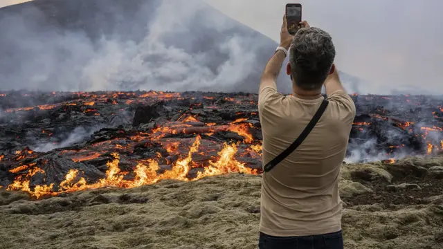 Gunung berapi Fagradalsfjall di Islandia pada 10 Juli 2023. (AP/Marco Di Marco)