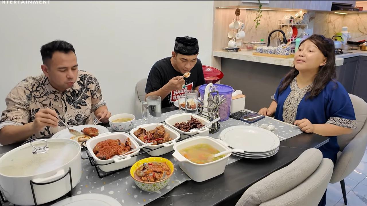 Ditinggal Nagita Slavina ke Jepang, Potret Raffi Ahmad Sahur di Rumah Mpok Alpa - Makanan Sederhana Nikmat Banget