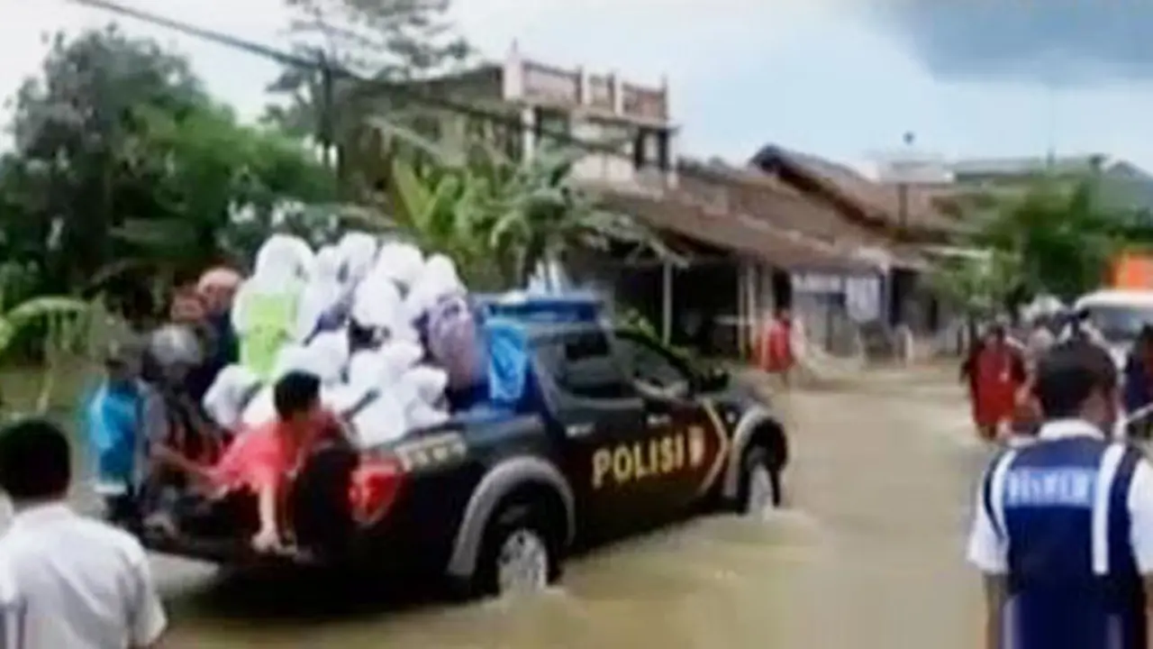 VIDEO: Banjir Memutus Jalan Penghubung Cirebon-Ciamis